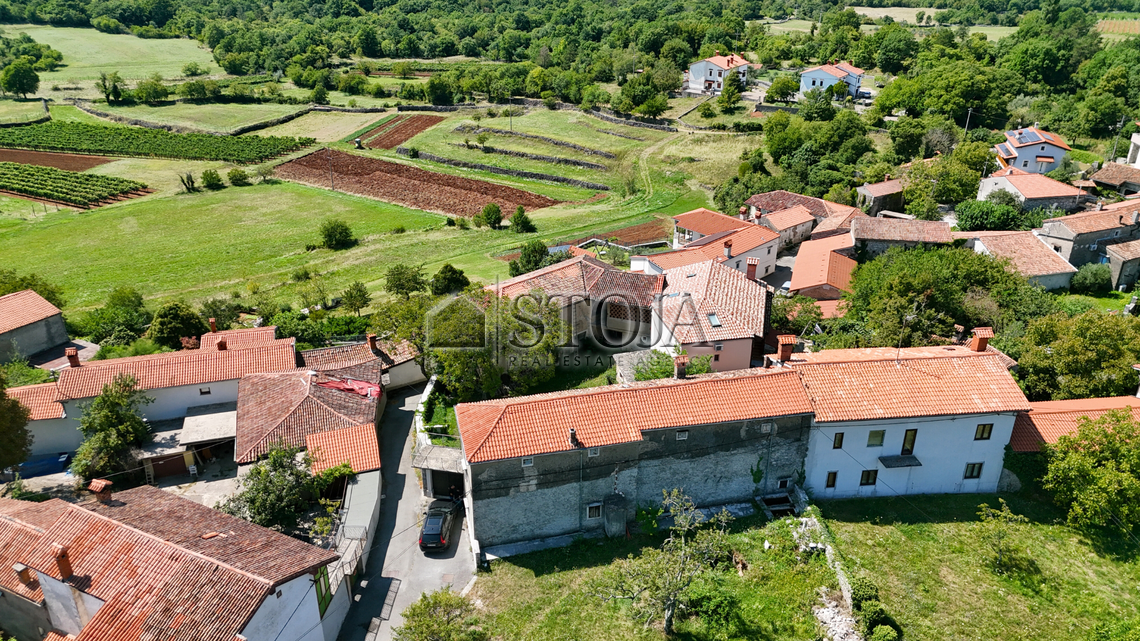 Lokacija: Obalno - kraška, Komen