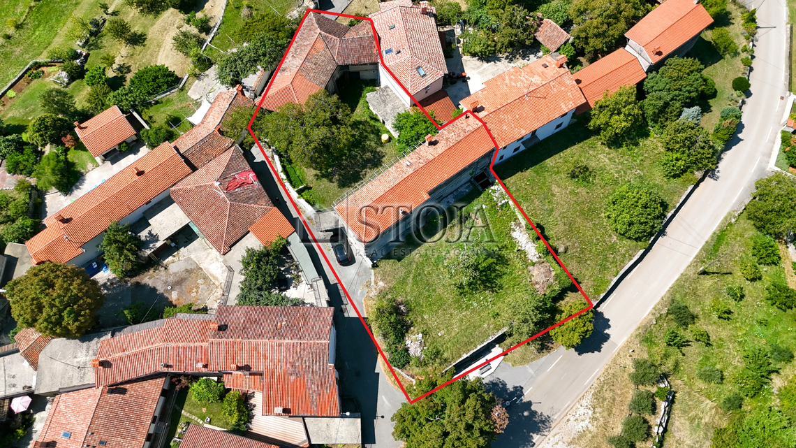 Lokacija: Obalno - kraška, Komen