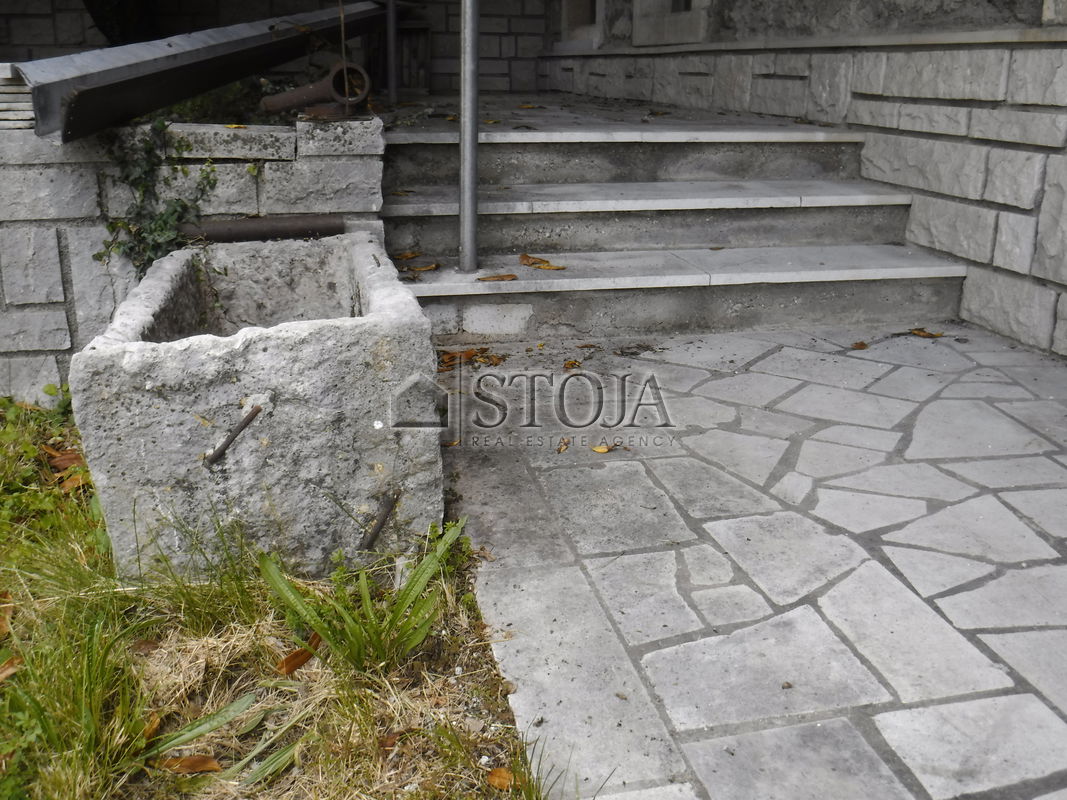 Lokacija: Obalno - kraška, Komen