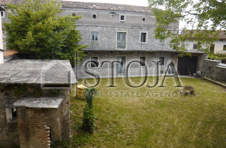Lokacija: Obalno - kraška, Komen