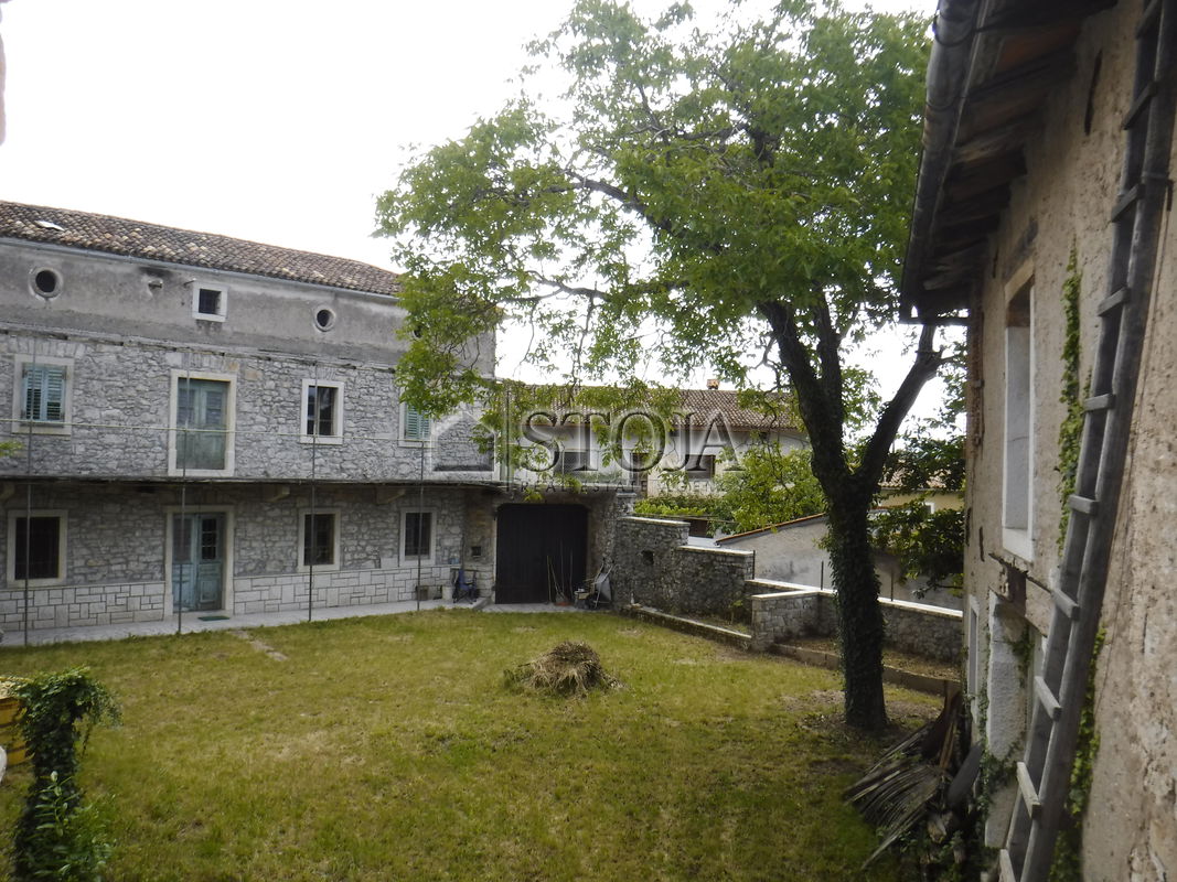 Lokacija: Obalno - kraška, Komen