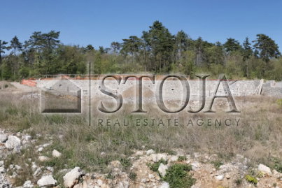 Ubicación: Obalno - kraška, Sežana, Avber