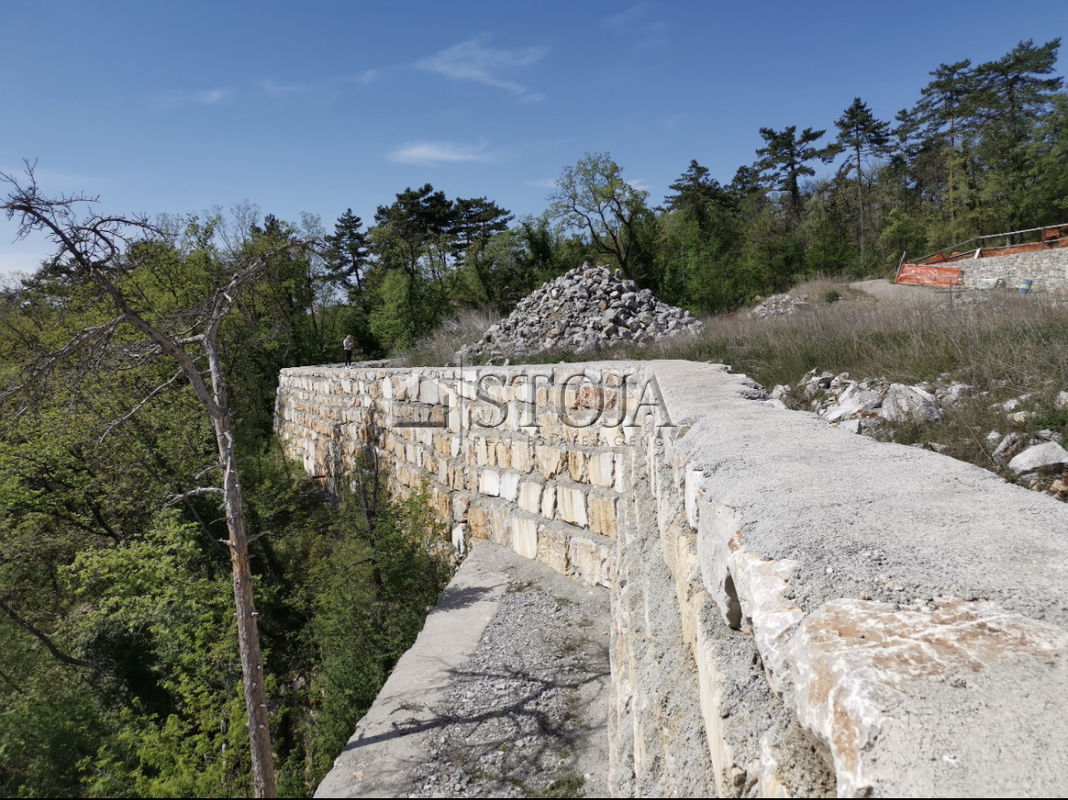 Location: Coastal-Karst, Sežana, Avber