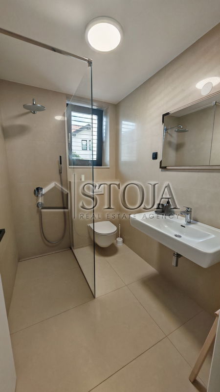 Lokacija: Ljubljana mesto, Šiška, Šmartno pod Šmarno goro