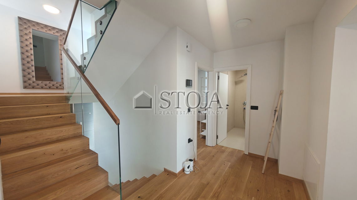 Lokacija: Ljubljana mesto, Šiška, Šmartno pod Šmarno goro