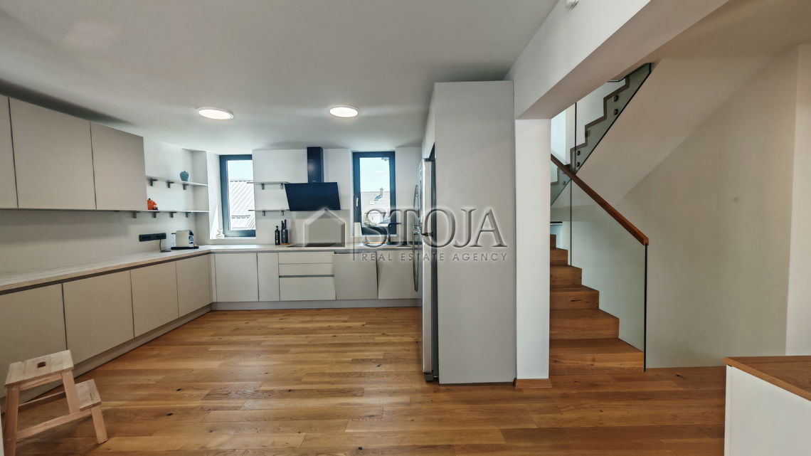 Lokacija: Ljubljana mesto, Šiška, Šmartno pod Šmarno goro