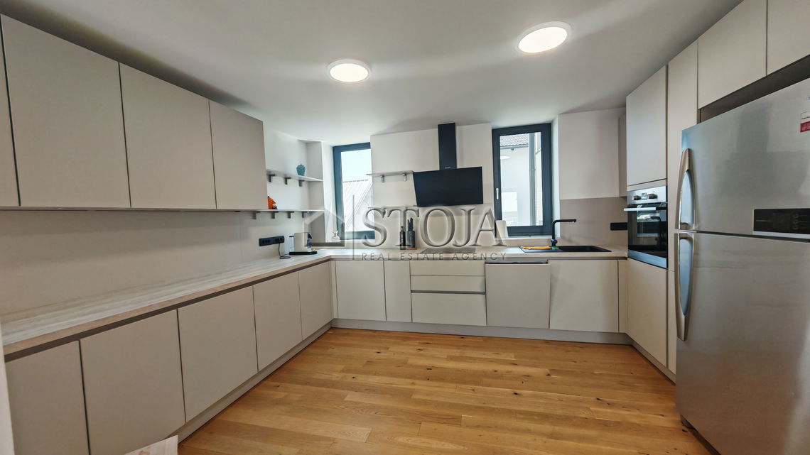 Lokacija: Ljubljana mesto, Šiška, Šmartno pod Šmarno goro