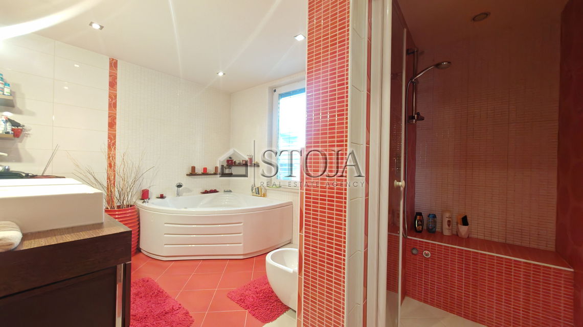 Lokacija: Ljubljana mesto, Moste-Polje, Bizovik