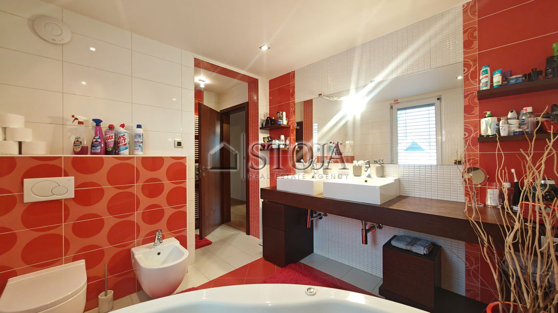 Lokacija: Ljubljana mesto, Moste-Polje, Bizovik