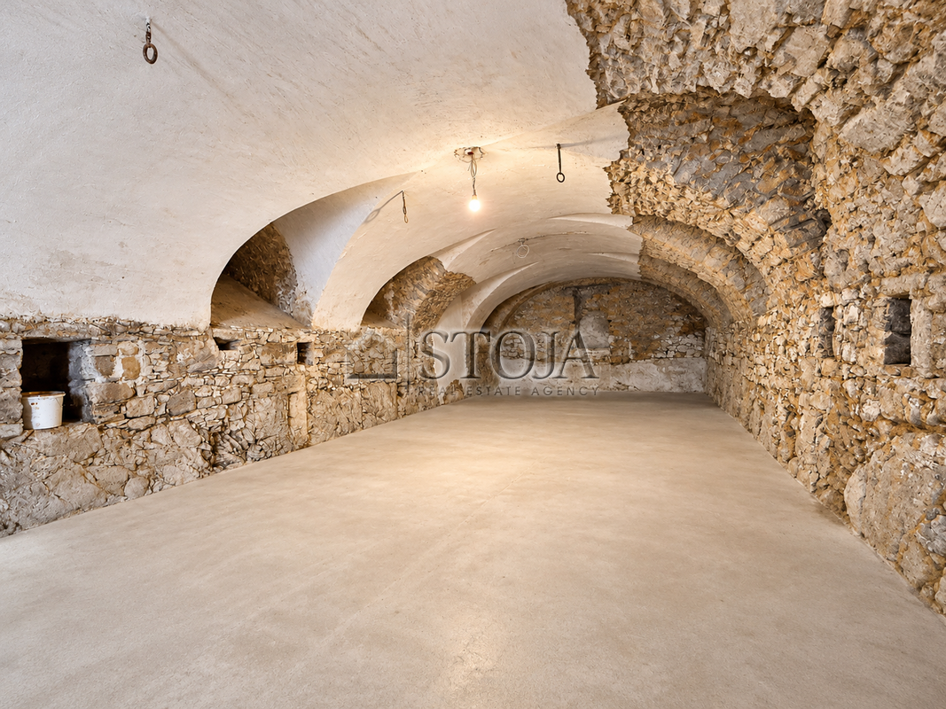 Lokacija: Obalno - kraška, Komen, Gorjansko