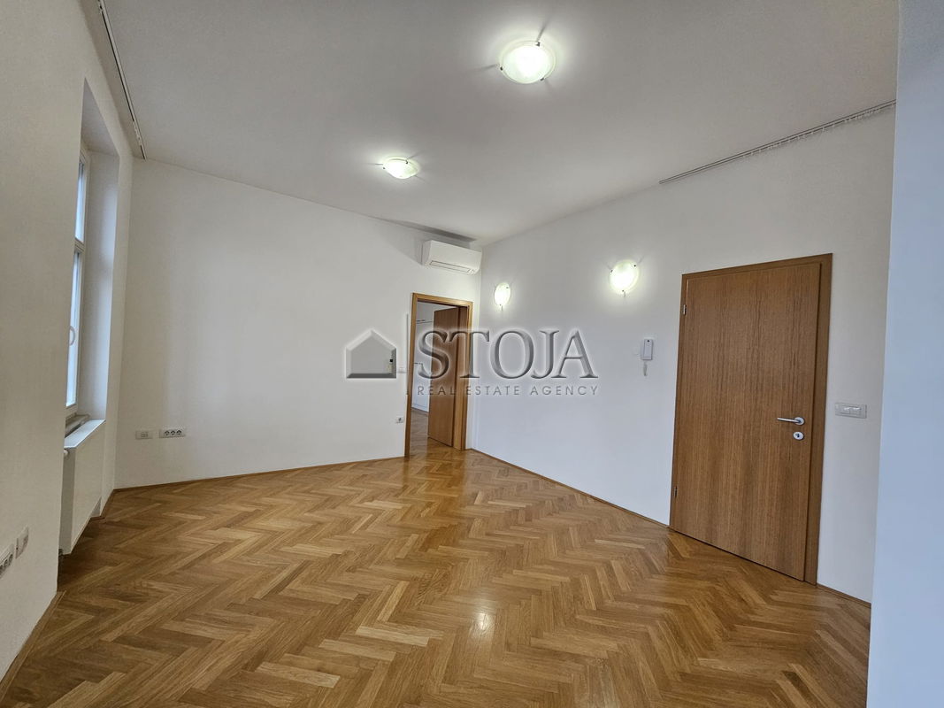 Lokacija: Ljubljana mesto, Center, Center